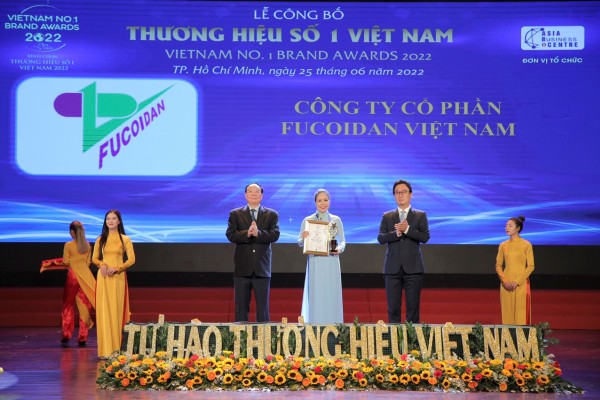 Đại diện Công ty cổ phần Fucoidan Việt Nam nhận danh hiệu Thương hiệu số 1 Việt Nam năm 2022