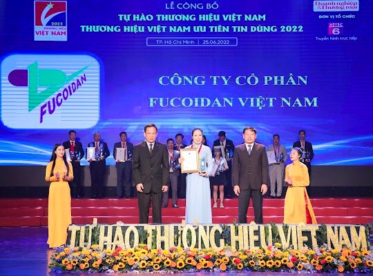 Đại diện Công ty cổ phần Fucoidan Việt Nam nhận danh hiệu Thương hiệu Việt Nam ưu tiên tin dùng năm 2022